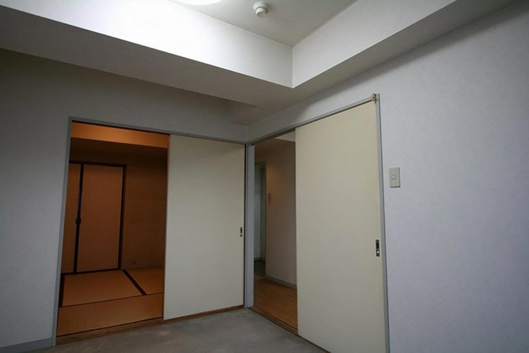 大きなアイランドキッチンのある住まいで見つけた合理的でシンプルな暮らし方