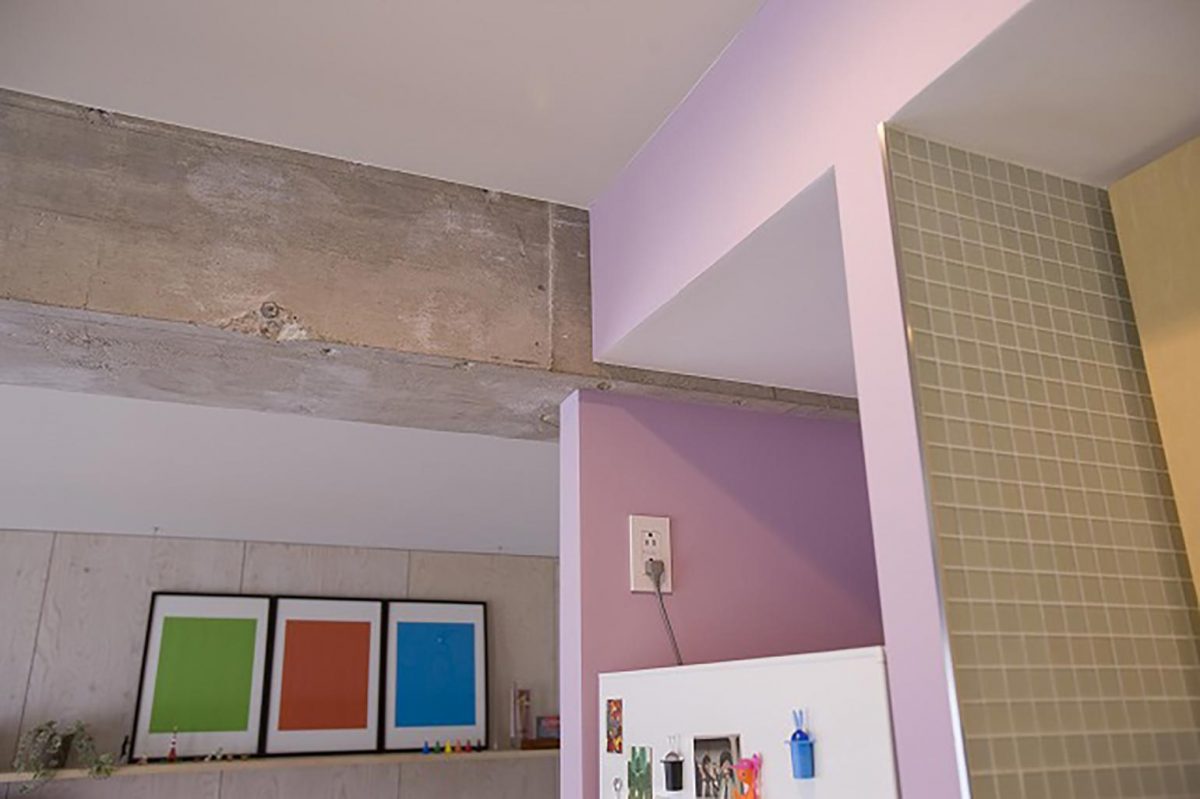 6ｍの壁面収納をポイントに、多彩な色と素材でコーディネイトする壁