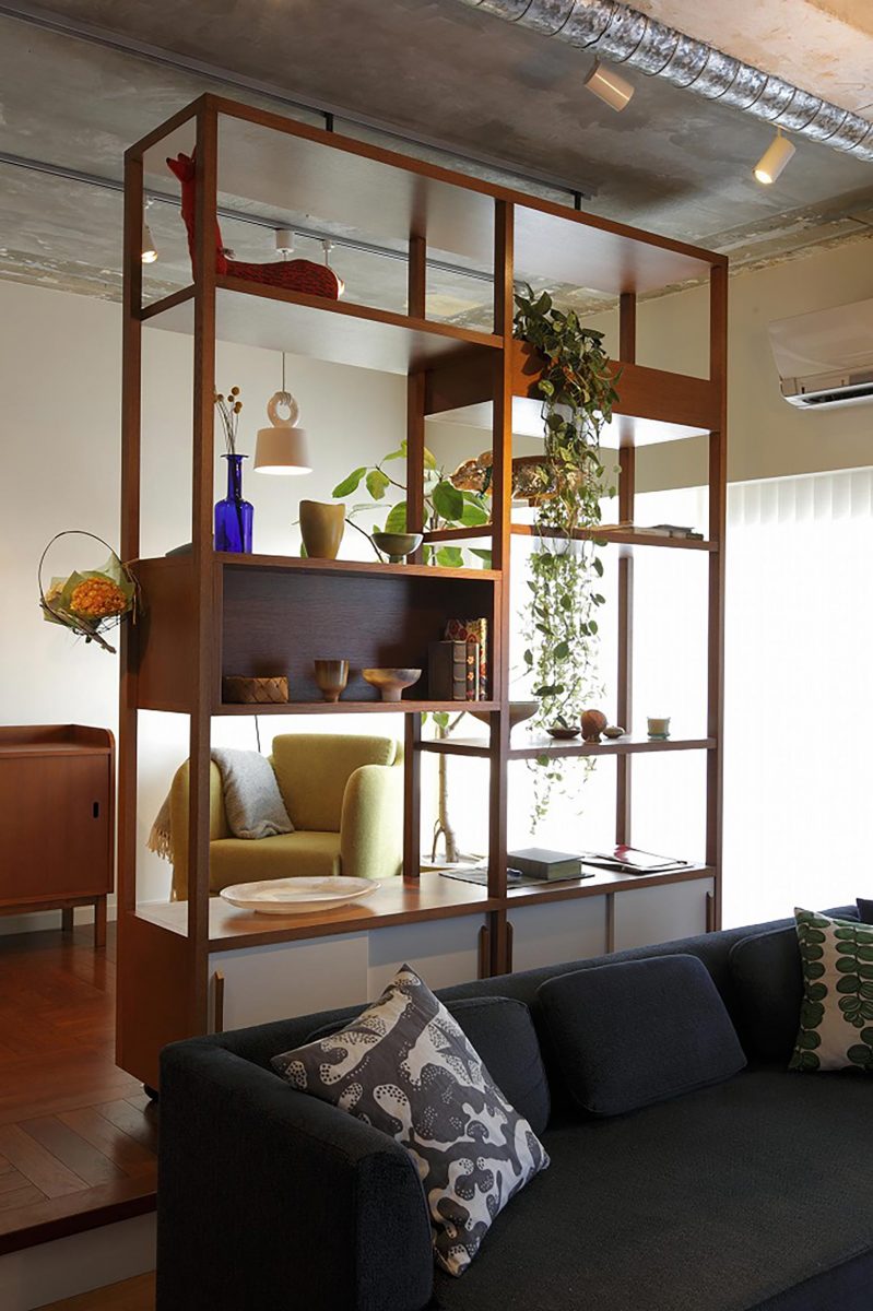 可動棚や段差で間仕切る広々とした空間に、素材、色、家具の調和が映える