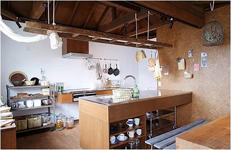 手を入れて住まいをつくる“見せるキッチン収納”