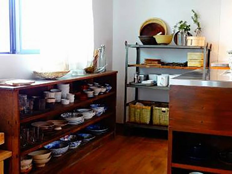 手を入れて住まいをつくる“見せるキッチン収納”