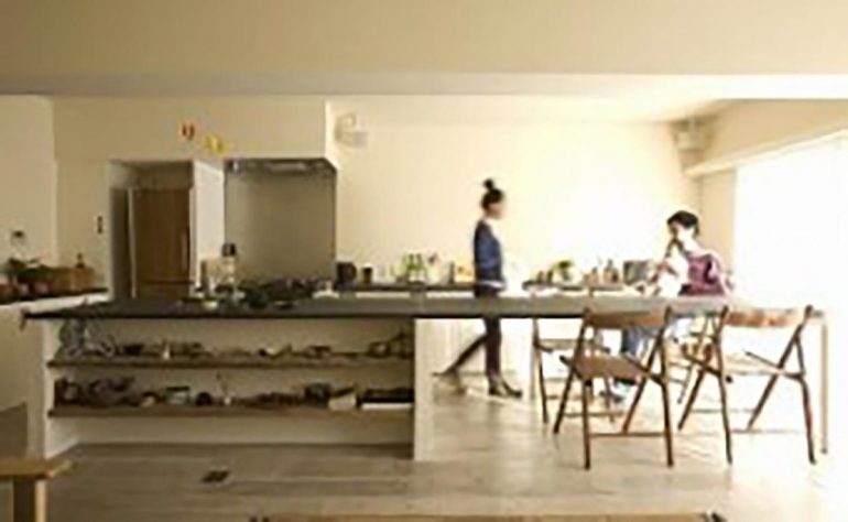 手を入れて住まいをつくる“見せるキッチン収納”