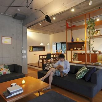 可動棚や段差で間仕切る広々とした空間に、素材、色、家具の調和が映える