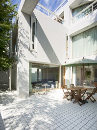 200㎡の空間とテラス