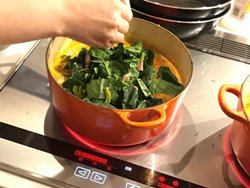 スパイスからカレーをつくる“牡蠣カレーの渦”