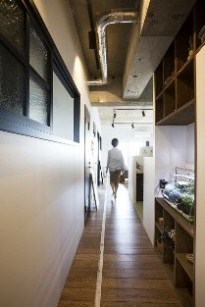 渡り廊下と並ぶ教室