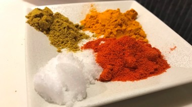 スパイスからカレーをつくる“牡蠣カレーの渦”