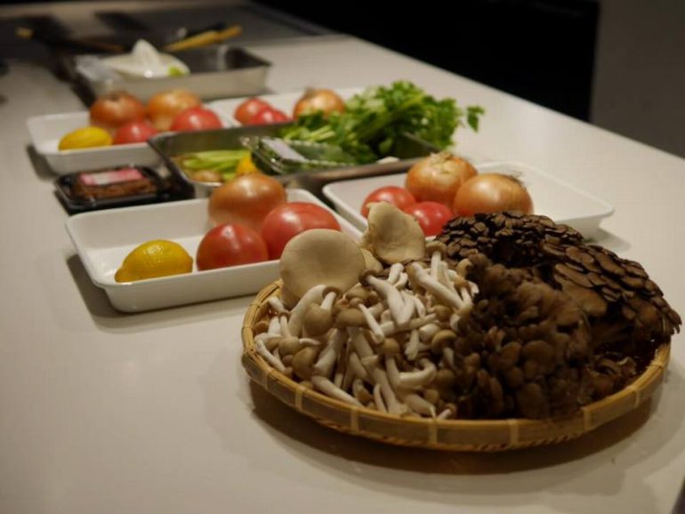 スパイスからカレーをつくる“きのこたっぷりのカレー”