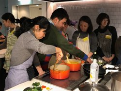 スパイスからカレーをつくる“牡蠣カレーの渦”