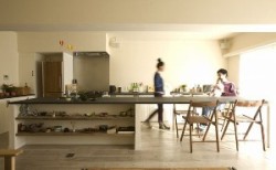 手を入れて住まいをつくる“見せるキッチン収納”