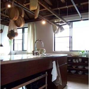 手を入れて住まいをつくる“見せるキッチン収納”
