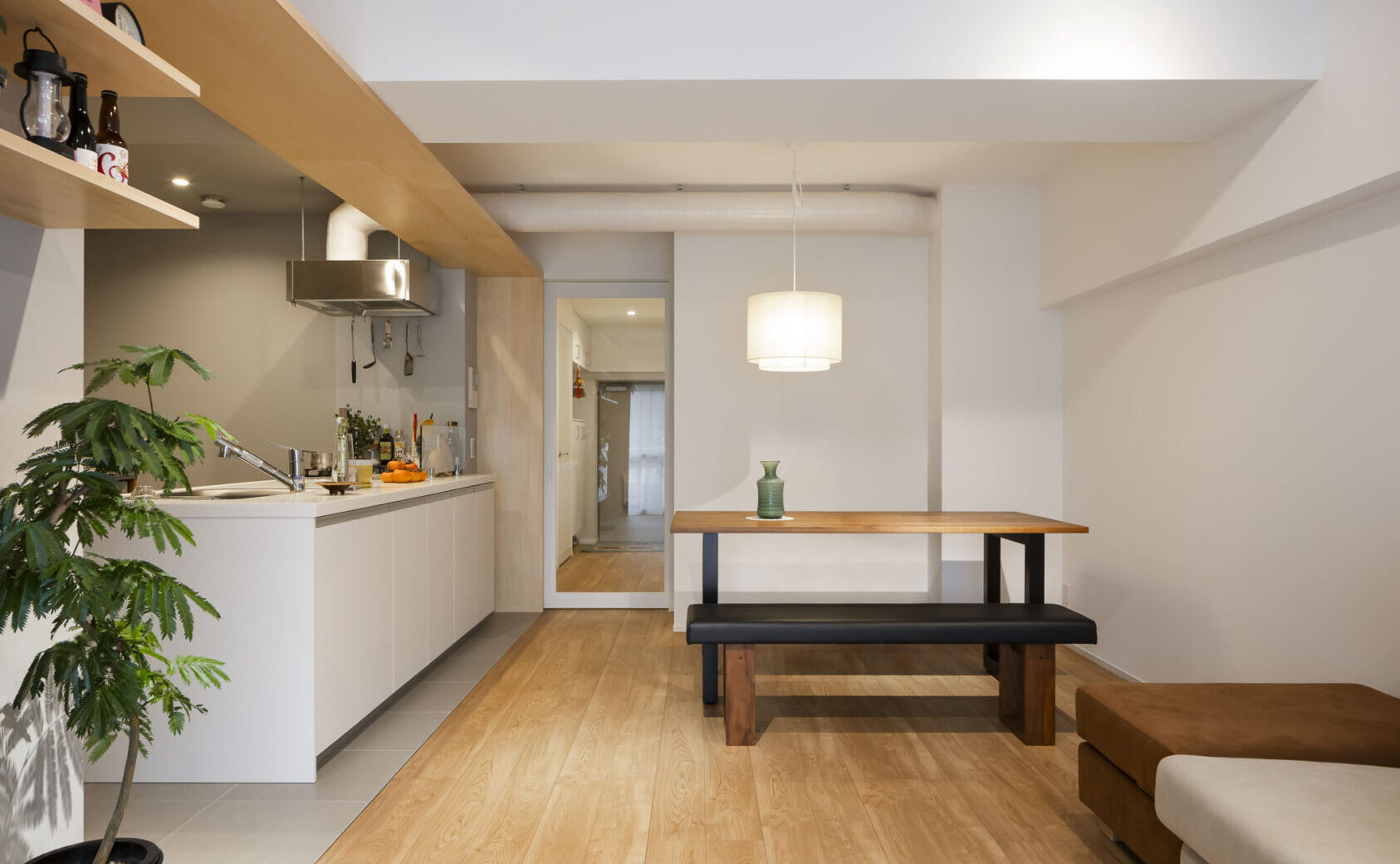 朝の光に包まれる、木のフレームと主役のキッチン